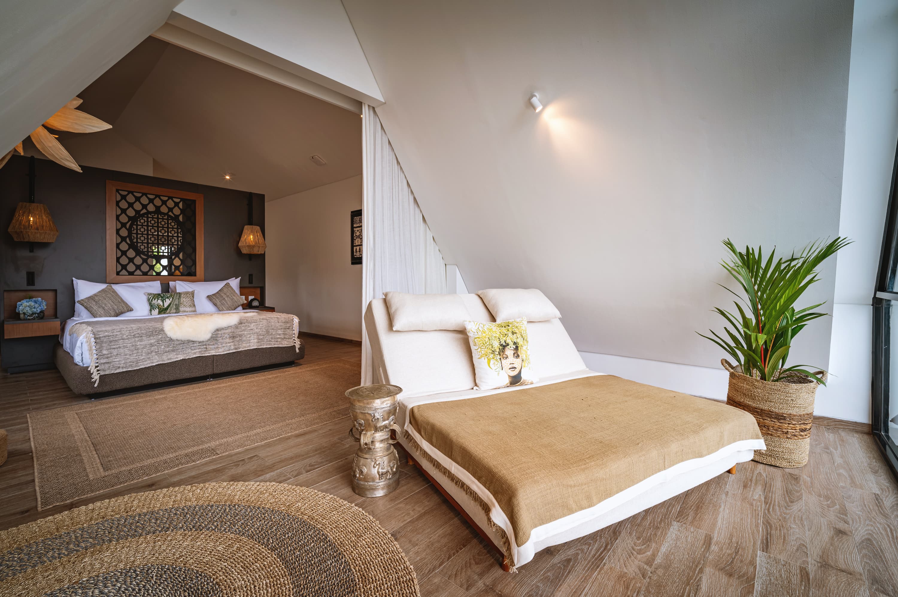 Minang Villa — panoramic lake view with indoor day bed